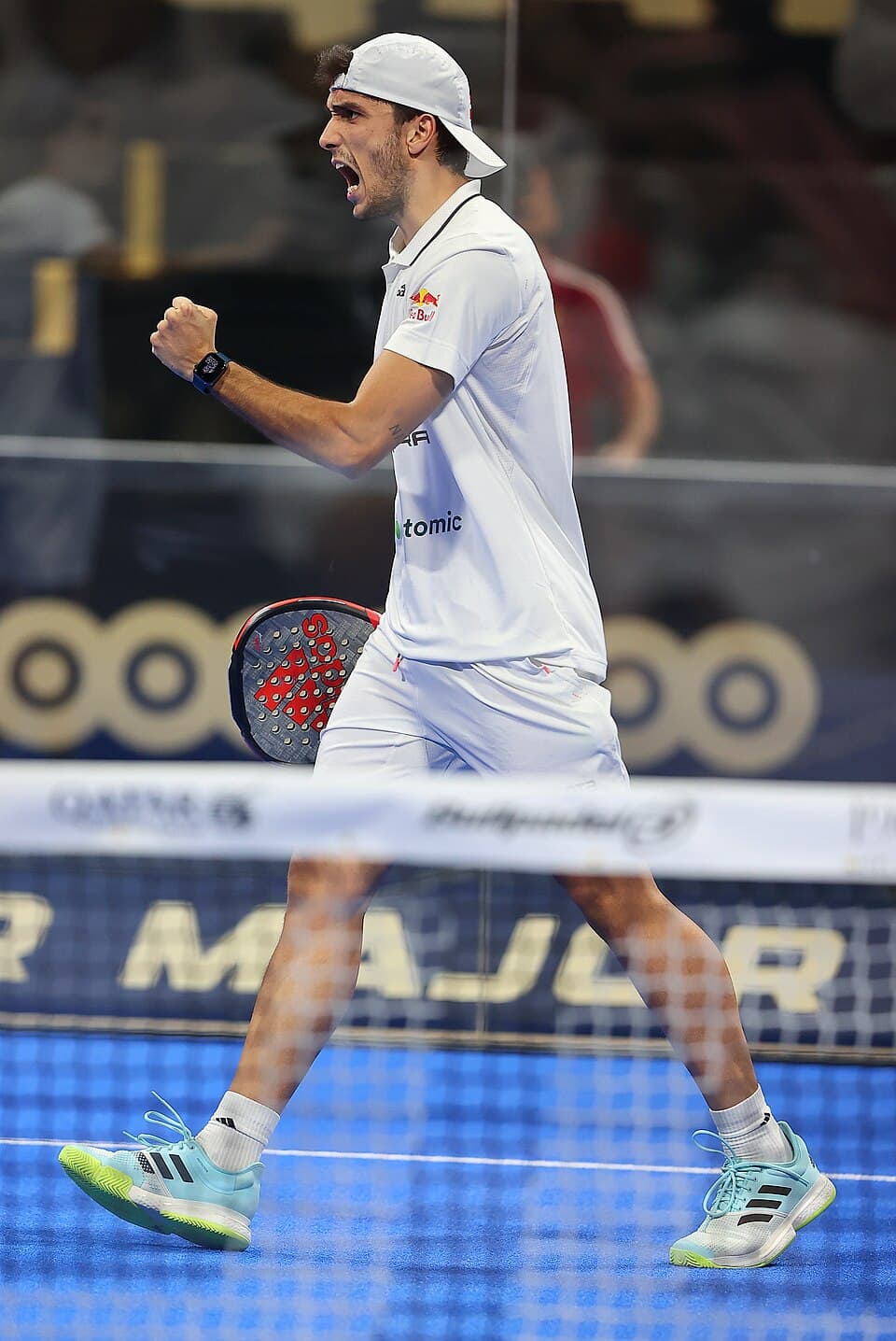 Alejandro Galán padel action
